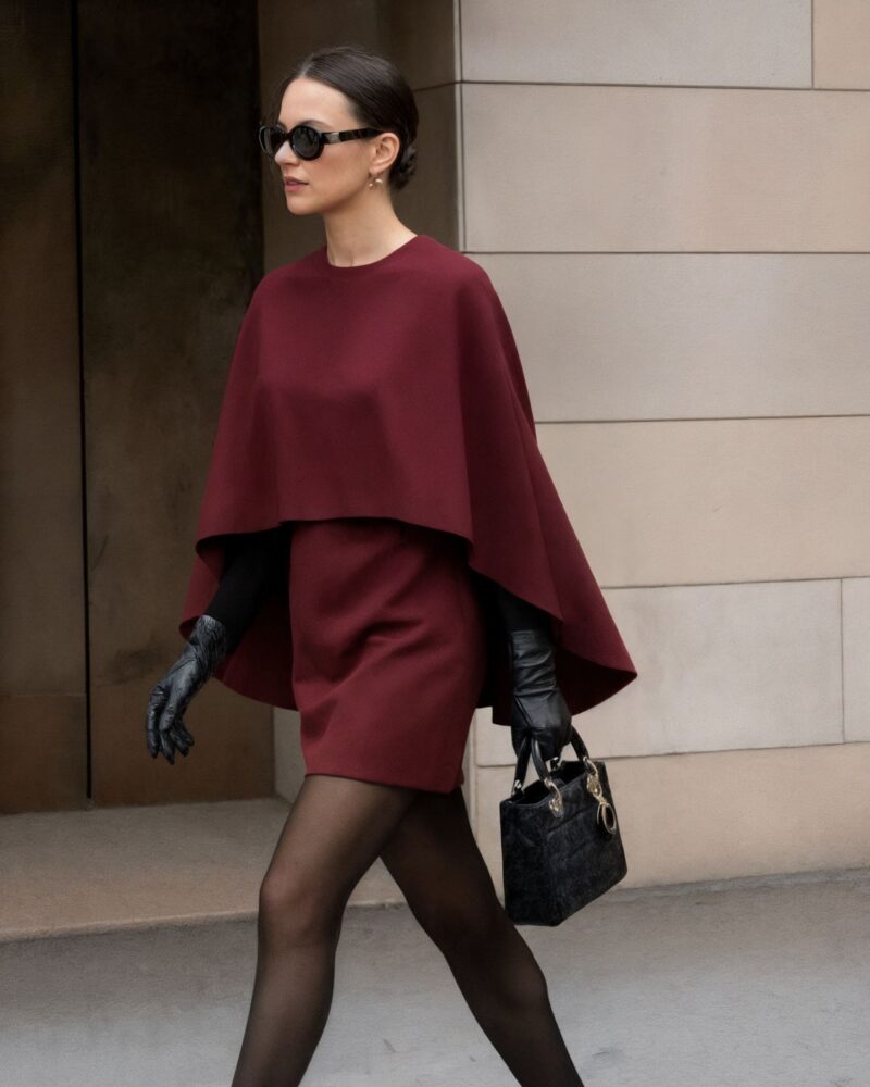 Elegancka sukienka z krepy z peleryną - burgundy